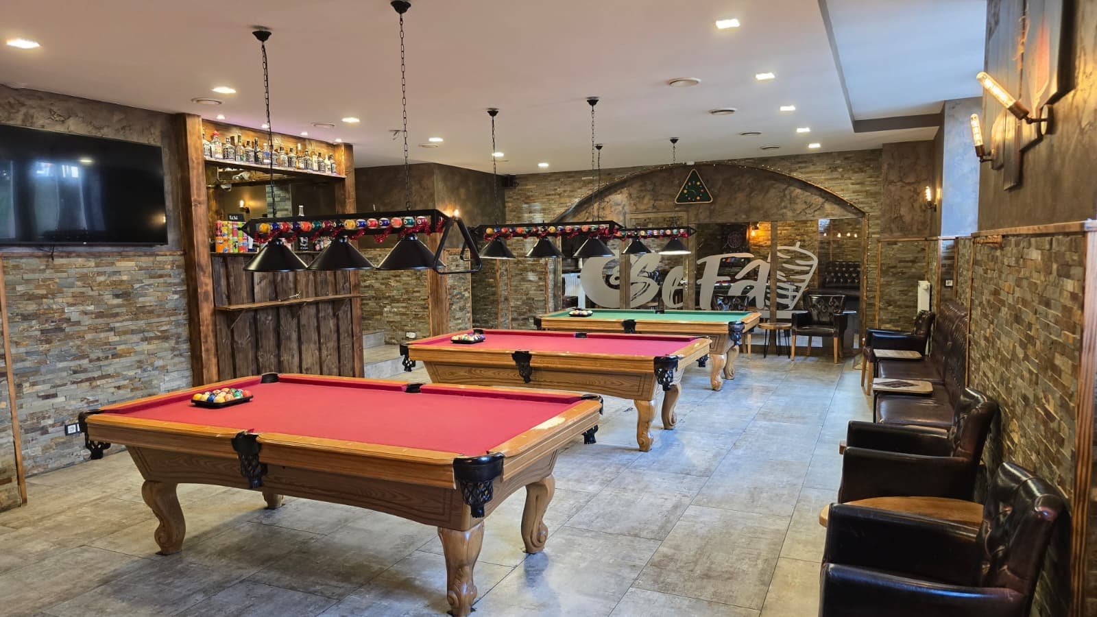 SEFA Billard-Raum mit drei Tischen