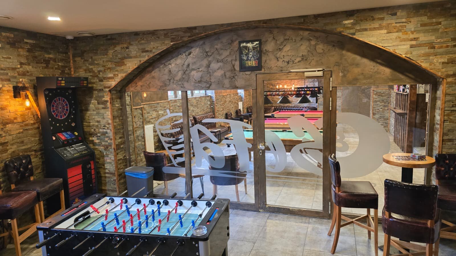 SEFA Spielbereich mit Kicker und Steinbogen