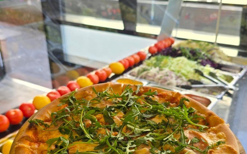 Pizza mit frischem Rucola